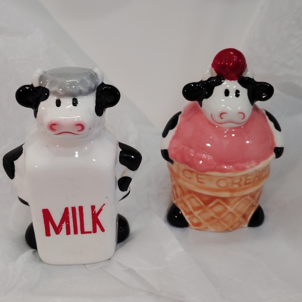 Cute collectible cows sadly and proper shakers set milk ice cream